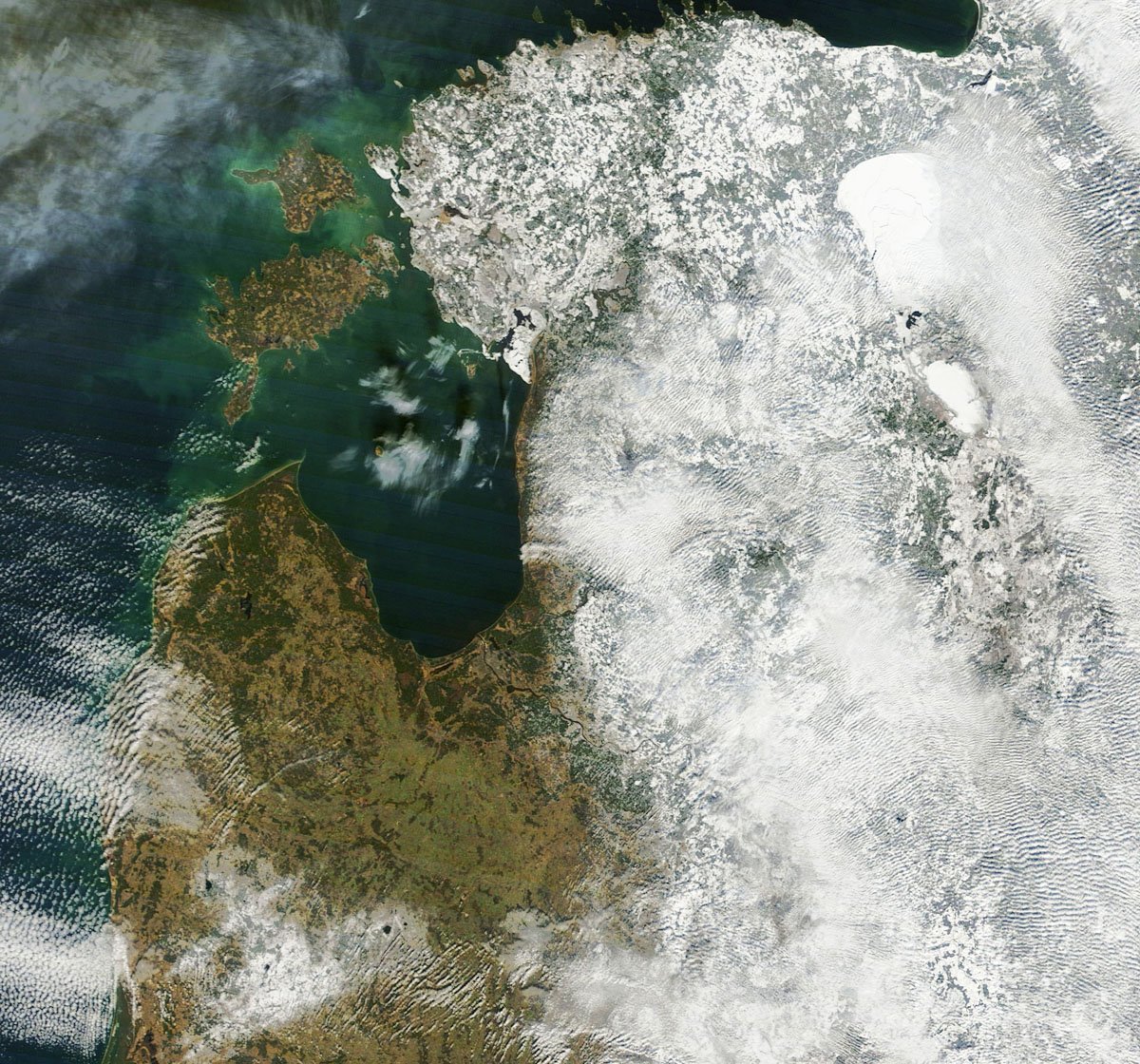 meteozinas's tweet photo. 17.febr.satelītattēls. Igauniju un A-Latviju klāj sniegs. Kurzemē, Zemgales lielākajā daļā un Vidz.piekr. sniega nav https://t.co/lBiofPUycb