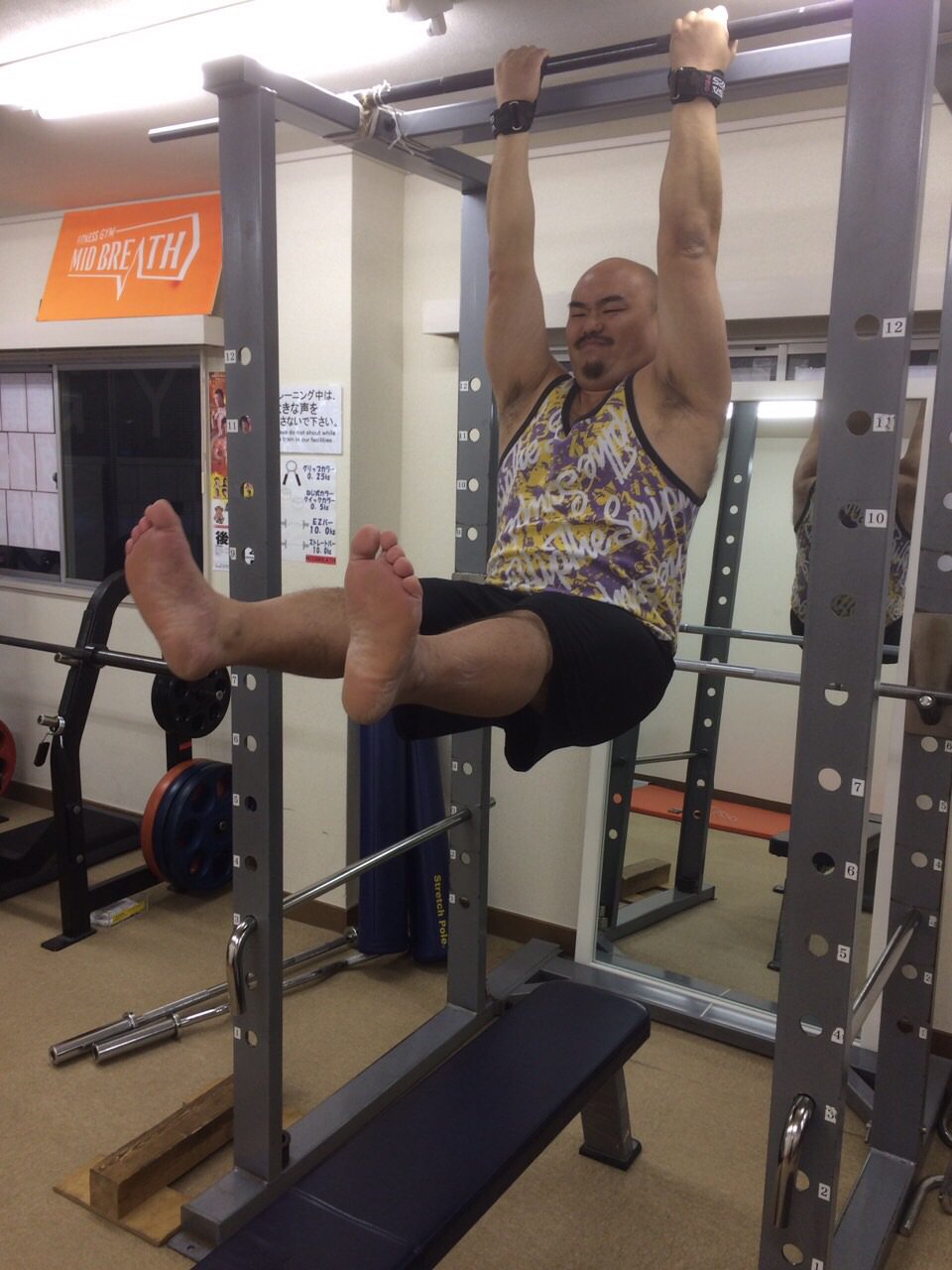 安田大サーカス クロちゃん ぶら下がって足上げ腹筋 色々痛いよぉー T Co Ymsqn3cs1s Twitter