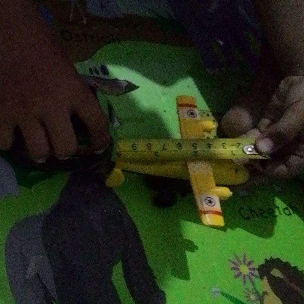 a_chalim's tweet photo. Nemu meteran abi di meja kerjanya. Oouw. Bongkar laci jangan-jangan. Tapi tiba-tiba… https://t.co/PwGEheLWqj https://t.co/pzhIRzJ1Ec