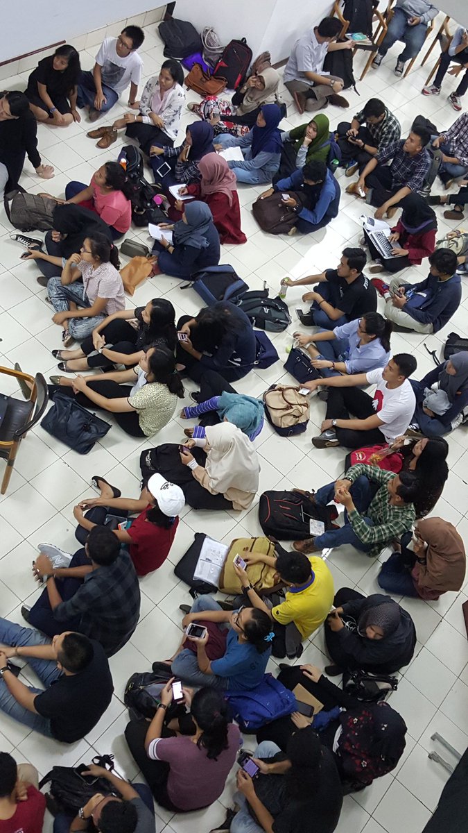 Massa terus bertambah, lobby gedung IX FIB UI pun semakin penuh #AdiliSitok