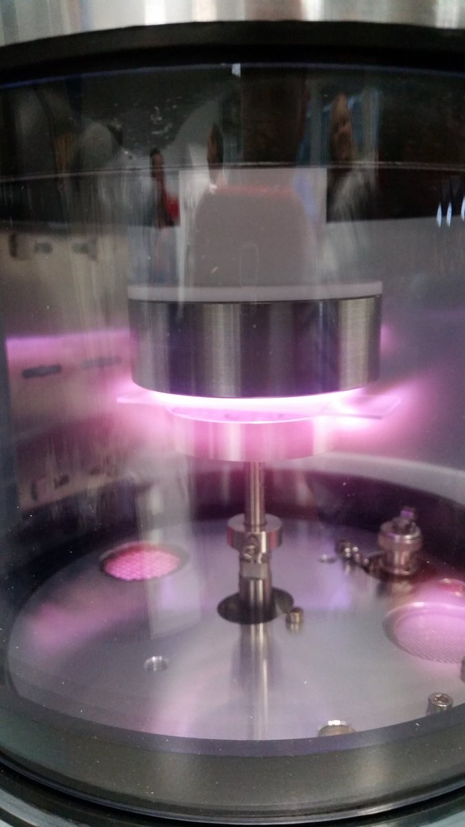tstichel's tweet photo. How to #glowdischarge a sample @DiamondLightSou with @Alylough @DougConnelly @willhomoky @Dakota_Gibbs https://t.co/EeFkTpihSP