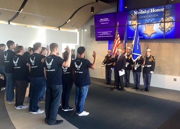 ArmedForcCtrMSP's tweet image. @mspairport &amp;amp; AFSC welcome Tom Kelley, Pres. CMOHS to MN. 9 @usairforce recruits took ceremonial oath #MOHtwincities