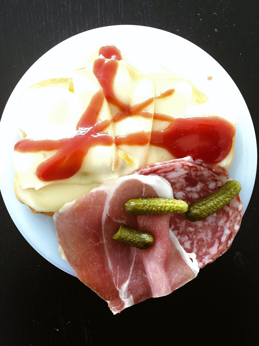 studyNcooking's tweet photo. Une petite #raclette pour la route? #love #food #cooking #bordeaux #froidauxmains https://t.co/ZQNmKVLHqm
