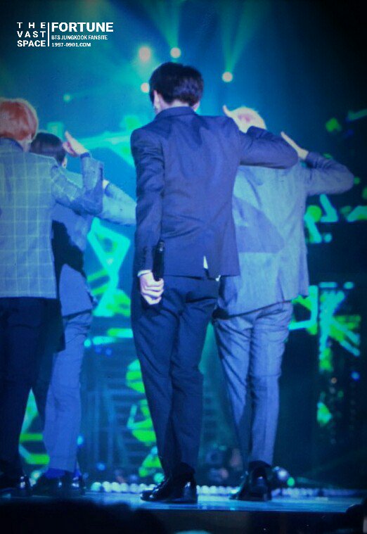 160217 가온차트어워즈
#정국 #JK <a href="/BTS_twt/">방탄소년단</a> 
차이나카라 수트핏... 완벽👍
월드갓바디상 수상해주세여💕