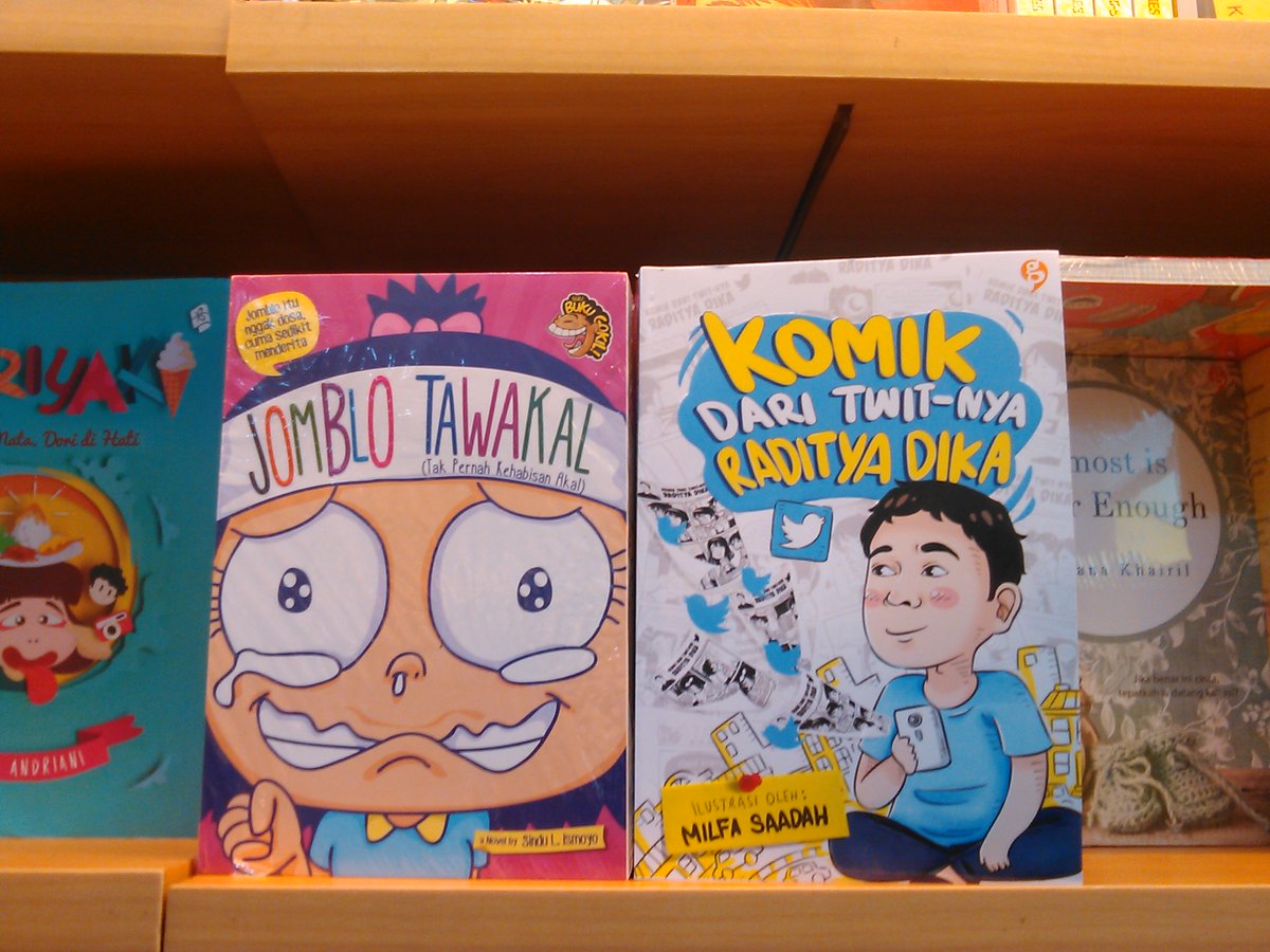 buku kita sebelahan bang <a href="/radityadika/">raditya dika</a> :D di gramedia Malioboro Jogja <a href="/milfachu/">milfa saadah</a>