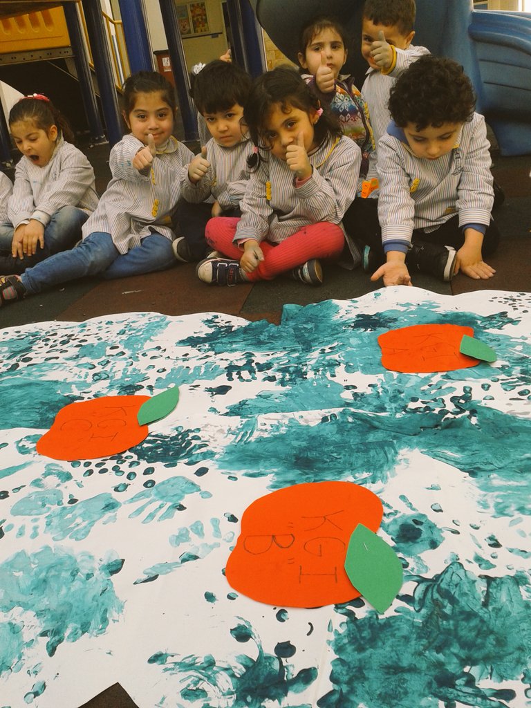 mimikayello's tweet photo. GREEN GRASS #TRUNK #LEAVES #OUR BIG TREE # Done by #KG1 Learners https://t.co/LwRs91QlPz