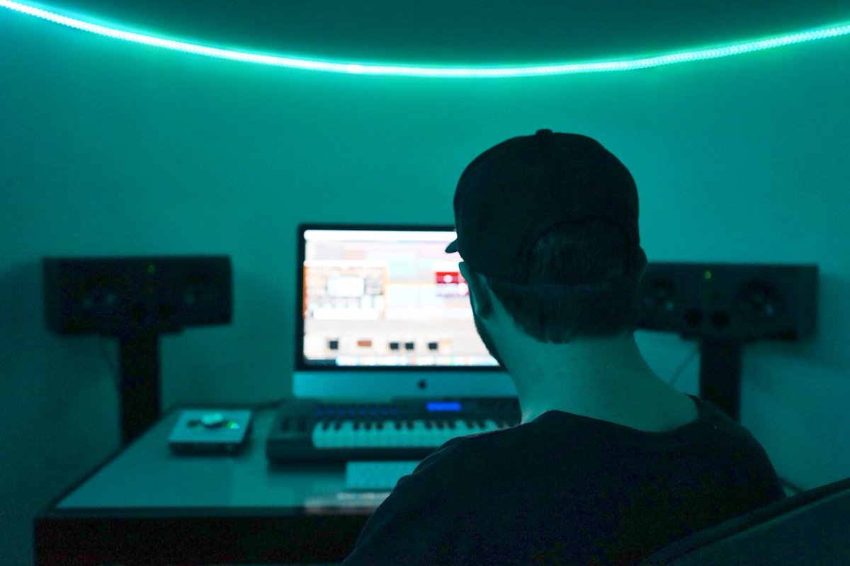 jayke_music's tweet photo. Some have cubicles, others have... #HardAtWork https://t.co/b1YvCNzWTG