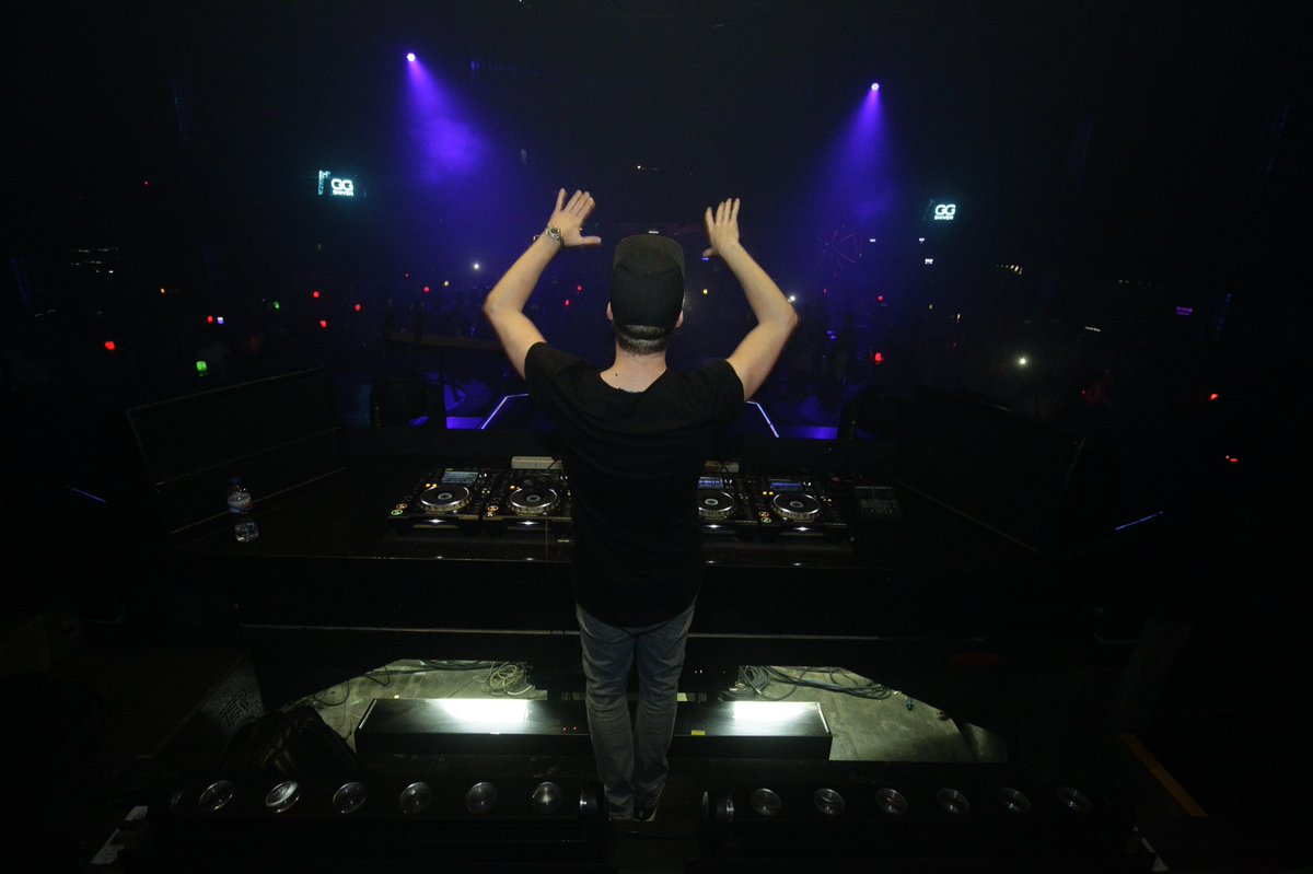 VelvetMedia_id's tweet photo. #JavaReport now live @itsTUJAMO at @ColosseumJKT whoops!! https://t.co/HP7dciAUFF