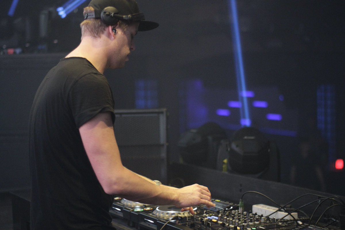 VelvetMedia_id's tweet photo. #JavaReport now live @itsTUJAMO at @ColosseumJKT whoops!! https://t.co/HP7dciAUFF