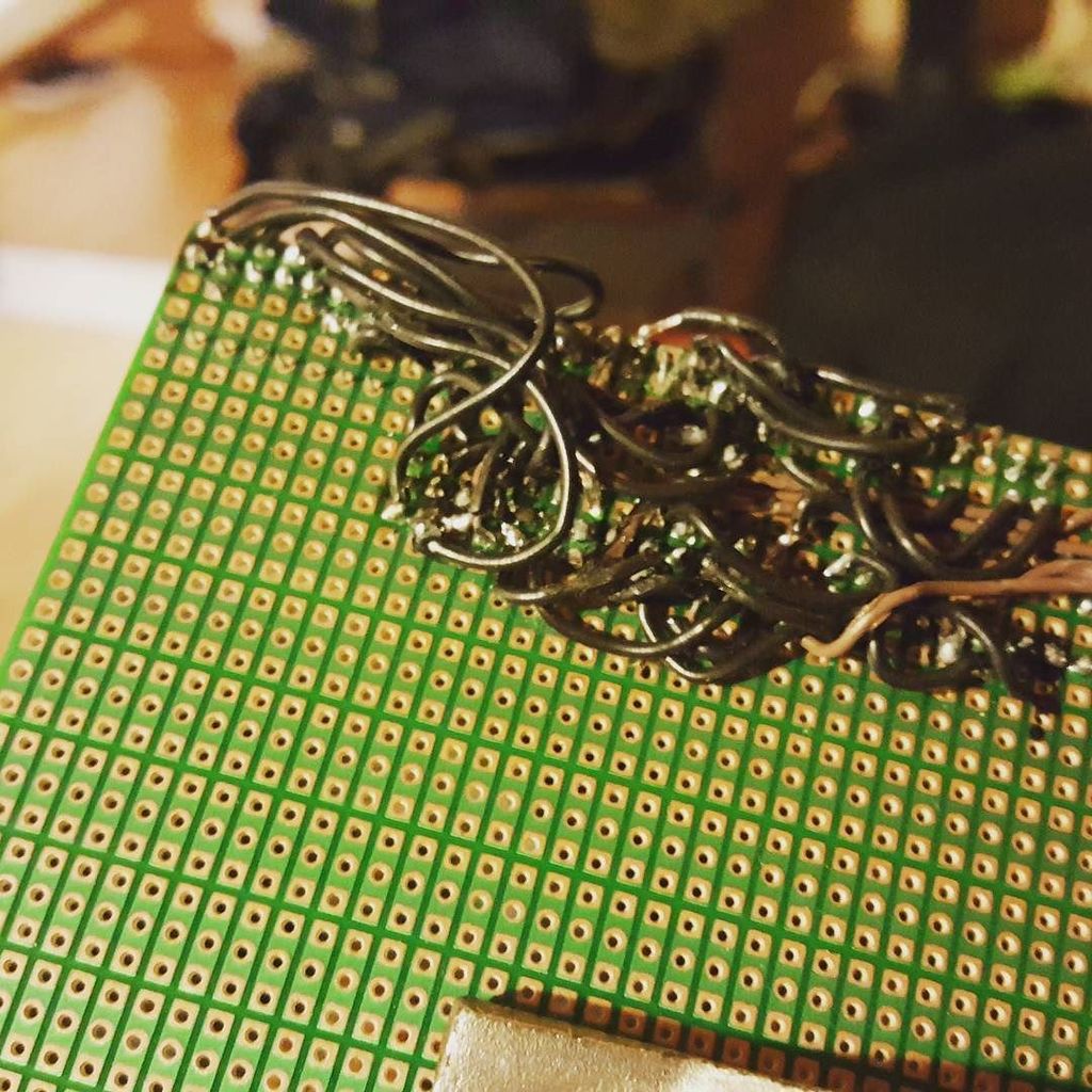 Jos se on ruma, mutta toimii, se on kaunis. #vaasahacklab #vaasa #hacklab #hackerspace ift.tt/1QJbH5l