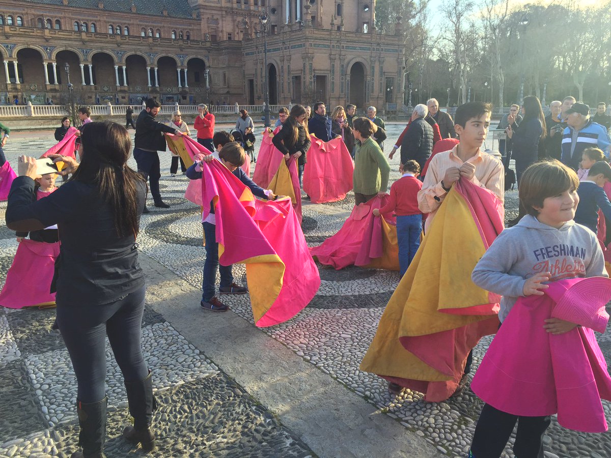 FOTOGALERÍA de los cientos de niños, jóvenes y mayores toreando esta tarde en Sevilla cultoro.com/actualidad/201…