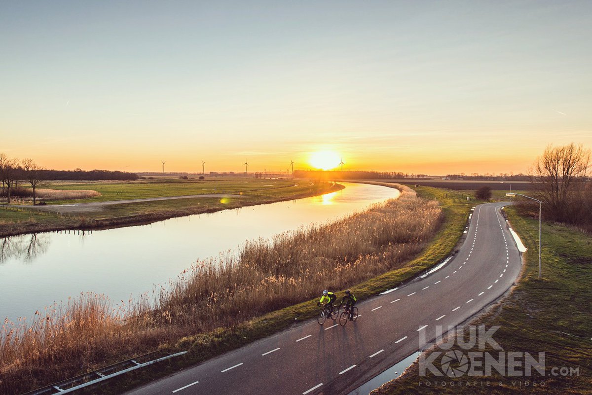 Zonsondergang Prinsenbeek - instagram.com/p/BB3N9lfjyVw/