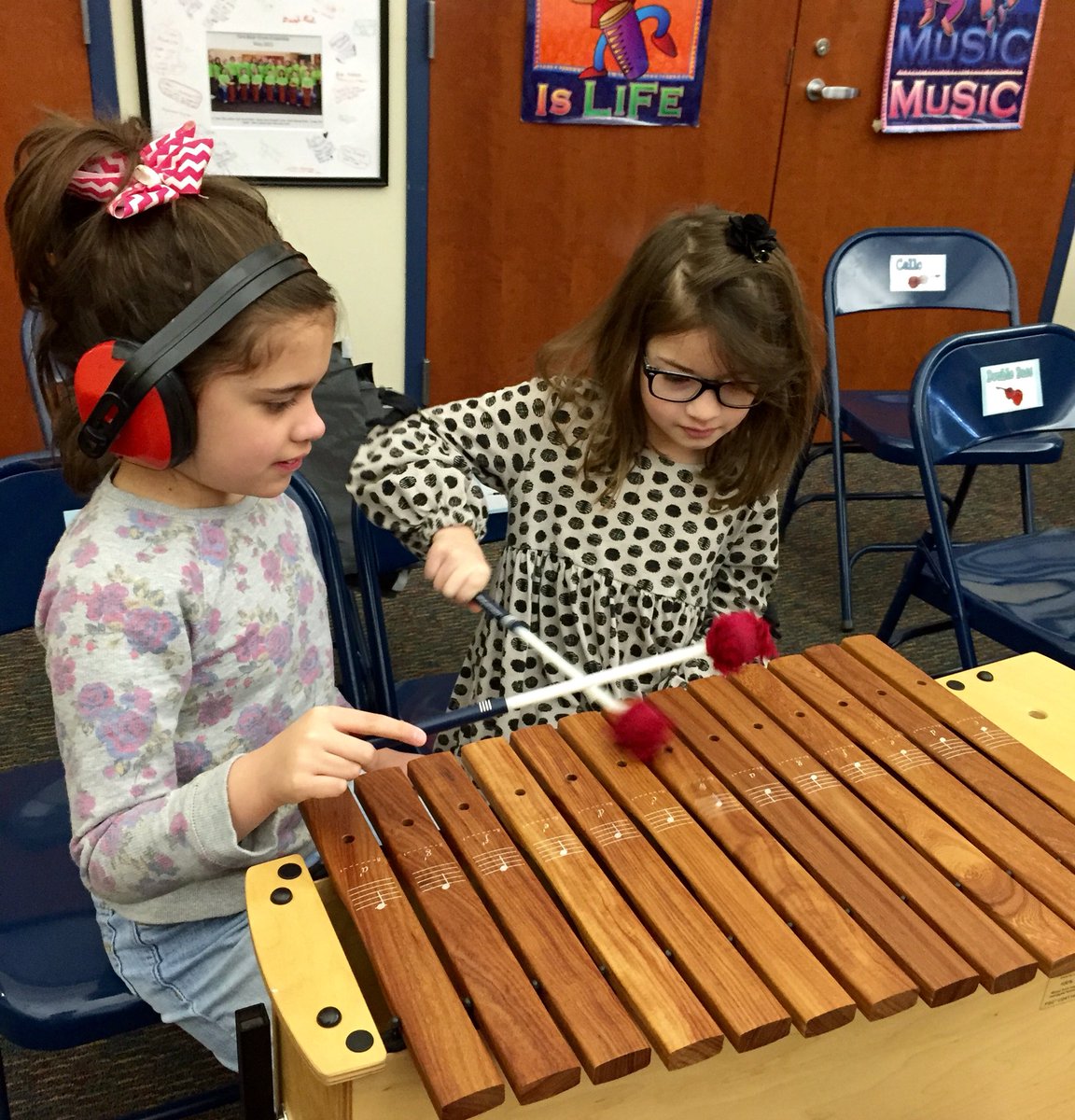 HollyCifranic's tweet photo. Making beautiful music with Mrs. Le @EllsworthMusic. #Xylophone #CScale #Technique #PleaseDon'tStopTheMusic 🎶 https://t.co/oIkIDdxLes