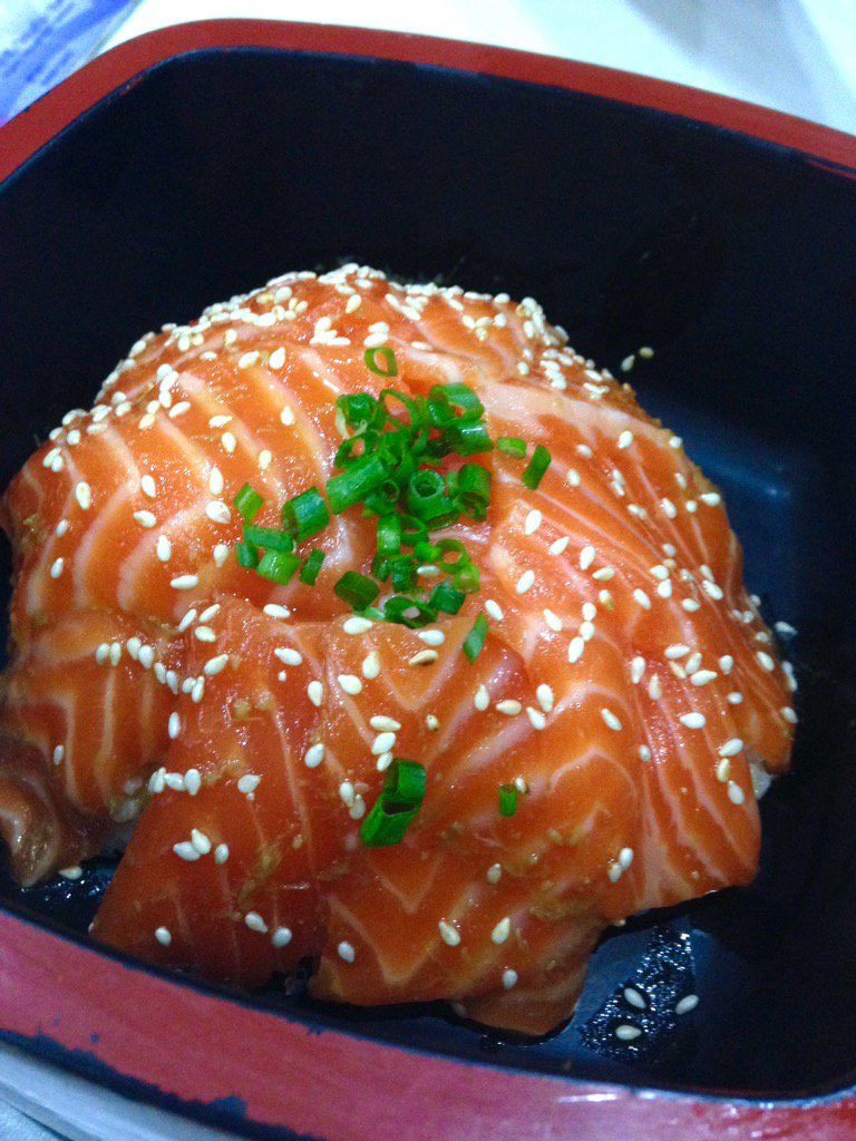 kapukluxtothey's tweet photo. แซลมอนด้ง มากุโระด้ง ไม่แพงมาก ราคา135-165 กินมาหลายครั้งแล้ว #KOBUNE @ fortune town #อร่อยไปแดก อ่าาาาาส์ แซลมอนนนน https://t.co/nMSr1WMJeU