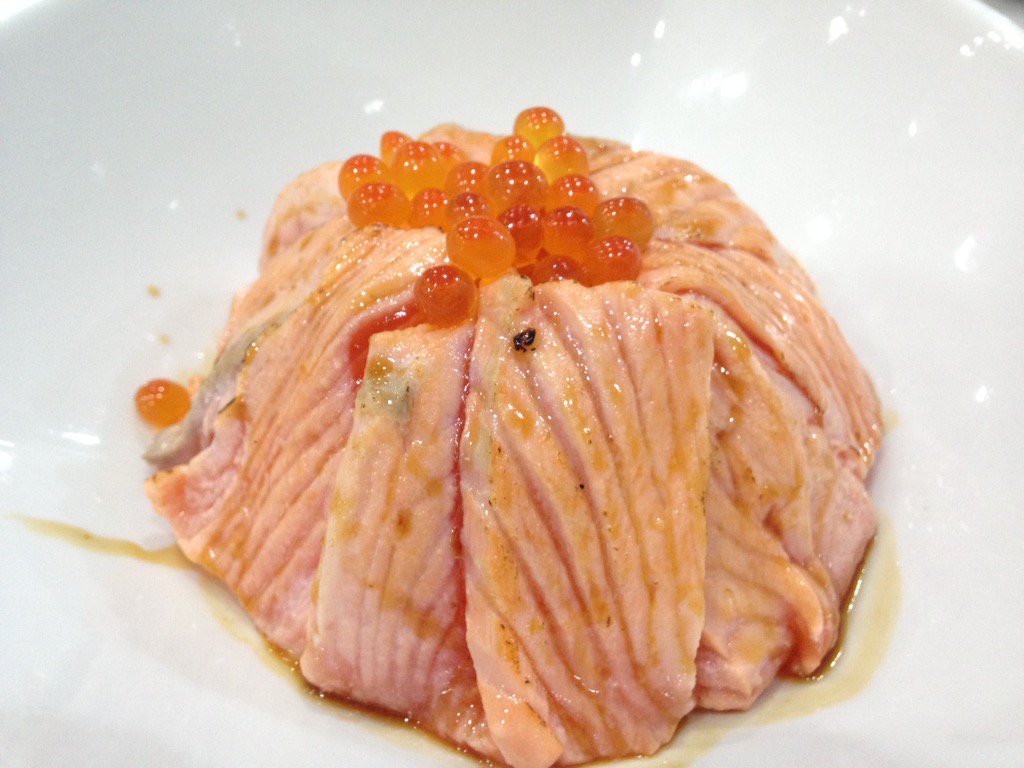 kapukluxtothey's tweet photo. แซลมอนด้ง มากุโระด้ง ไม่แพงมาก ราคา135-165 กินมาหลายครั้งแล้ว #KOBUNE @ fortune town #อร่อยไปแดก อ่าาาาาส์ แซลมอนนนน https://t.co/nMSr1WMJeU