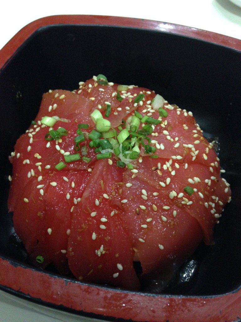 kapukluxtothey's tweet photo. แซลมอนด้ง มากุโระด้ง ไม่แพงมาก ราคา135-165 กินมาหลายครั้งแล้ว #KOBUNE @ fortune town #อร่อยไปแดก อ่าาาาาส์ แซลมอนนนน https://t.co/nMSr1WMJeU