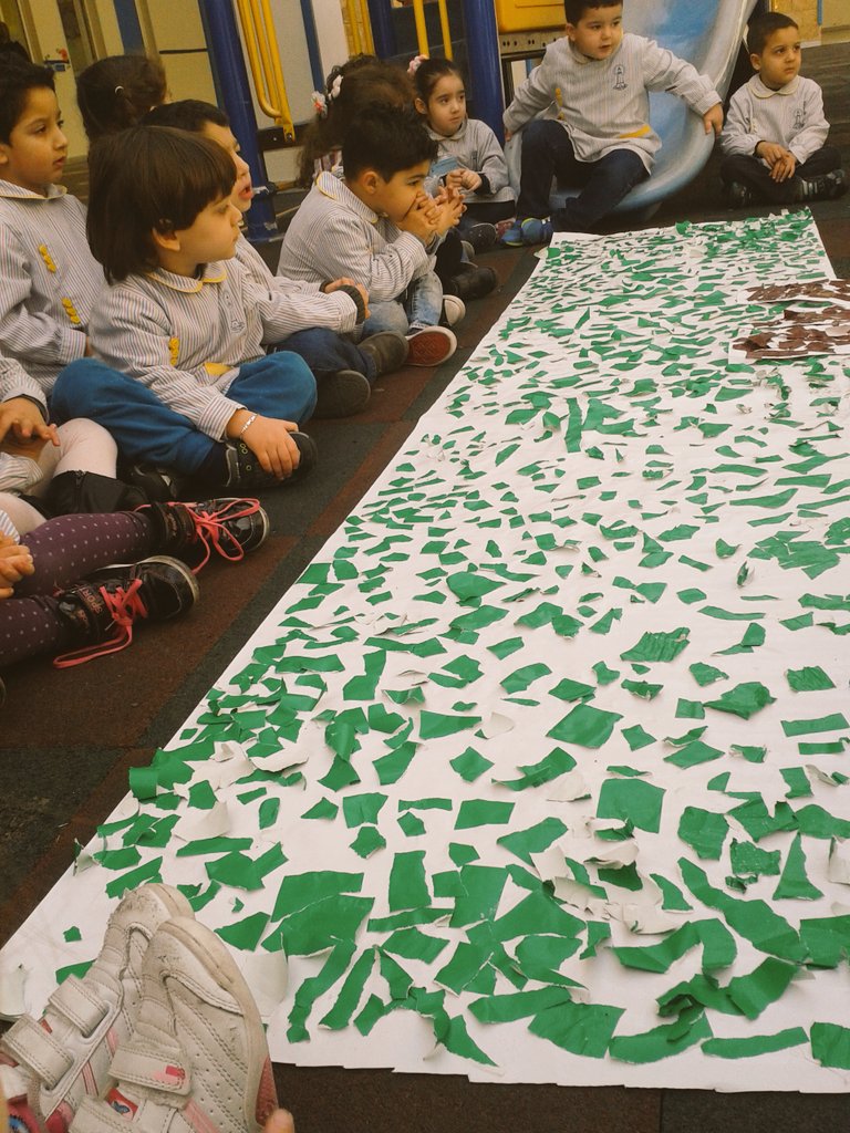 mimikayello's tweet photo. GREEN GRASS #TRUNK #LEAVES #OUR BIG TREE # Done by #KG1 Learners https://t.co/LwRs91QlPz