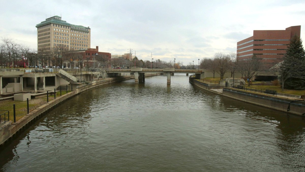 grist's tweet photo. Flint isn’t alone: America has a coast-to-coast toxic crisis https://t.co/UpPL5r7KOw https://t.co/VrZ3S7KMxc