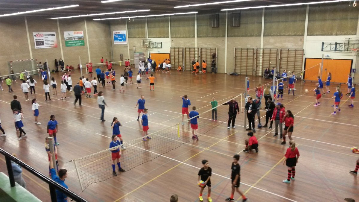 1e editie van het <a href="/move4Uvolleybal/">move4U volleybal</a>  schoolvolleybaltoernooi gr 7/8 is in volle gang. 29 teams, een mooie opkomst!!