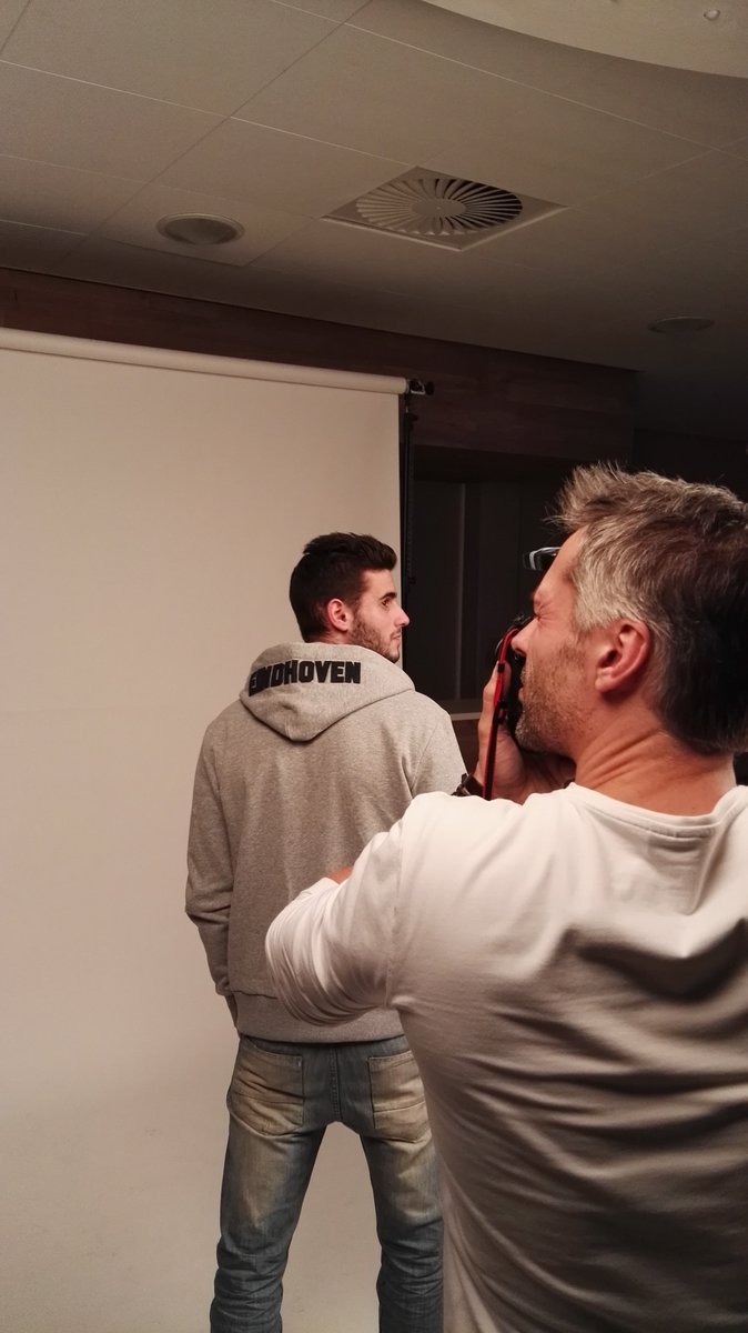 PSV's tweet photo. Een kijkje achter de schermen bij de fotoshoot voor de nieuwe PSV FANwear. Vanaf half maart verkrijgbaar! https://t.co/t5EGsBU6rt
