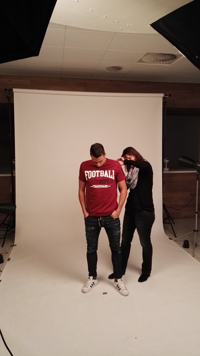 PSV's tweet photo. Een kijkje achter de schermen bij de fotoshoot voor de nieuwe PSV FANwear. Vanaf half maart verkrijgbaar! https://t.co/t5EGsBU6rt