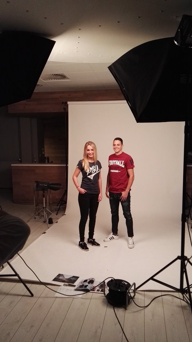PSV's tweet photo. Een kijkje achter de schermen bij de fotoshoot voor de nieuwe PSV FANwear. Vanaf half maart verkrijgbaar! https://t.co/t5EGsBU6rt