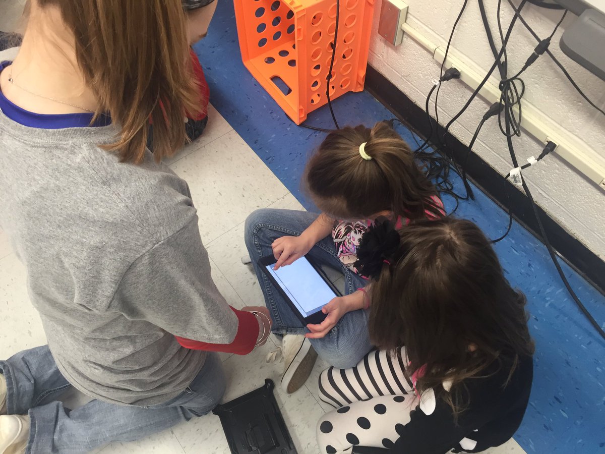 KCSlearning2020's tweet image. Pinch 5th grade &quot;tech force&quot; member helping K and 1st grade students create a book in Book Creator. #DLDay