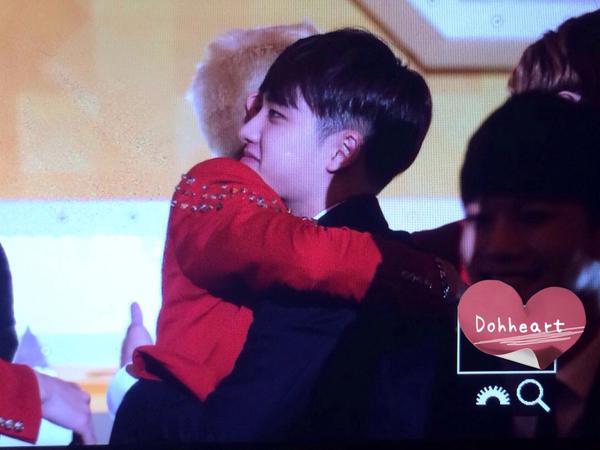 solornbalbum's tweet photo. I just love how kyungsoo and ravi would search each other just for a hug after the event ended https://t.co/W9e9D4Ec47