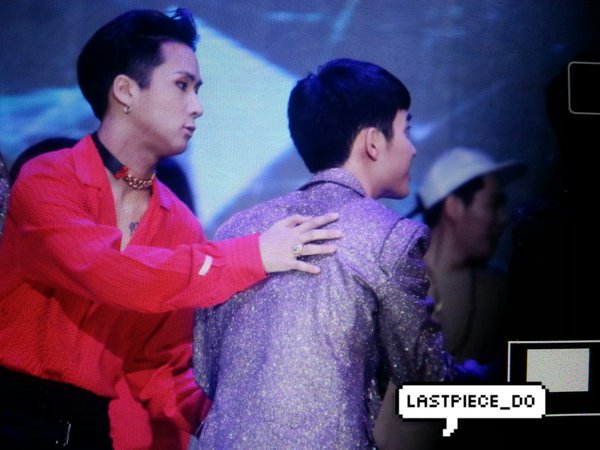solornbalbum's tweet photo. I just love how kyungsoo and ravi would search each other just for a hug after the event ended https://t.co/W9e9D4Ec47