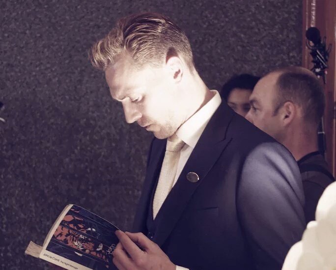 karhenzan's tweet photo. @hiddlestigress @TriciaWhatley 
Is that you on the book??? 😉
on his hands? 😏
#MrPine https://t.co/GGQAtTjdRB