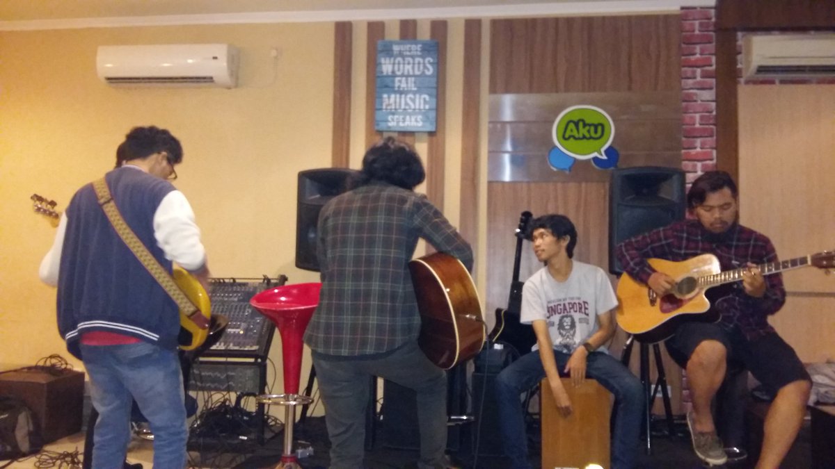 sambil ngopi santai. sambil nikmatin live music.

enjoy~