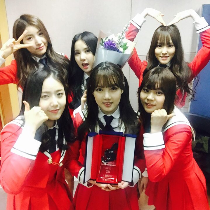 GFRDofficial's tweet photo. #여자친구 #GFRIEND #가온차트케이팝어워드 #신인상 감사드립니다! 연말부터 지금까지 감사한 일이 너무 많아요. 잊지 않고 더 열심히 앞으로 나아가는 여자친구가 되겠습니다! #버디 사랑해요❤️ https://t.co/sTFY1qCeD9