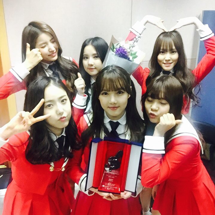 GFRDofficial's tweet photo. #여자친구 #GFRIEND #가온차트케이팝어워드 #신인상 감사드립니다! 연말부터 지금까지 감사한 일이 너무 많아요. 잊지 않고 더 열심히 앞으로 나아가는 여자친구가 되겠습니다! #버디 사랑해요❤️ https://t.co/sTFY1qCeD9