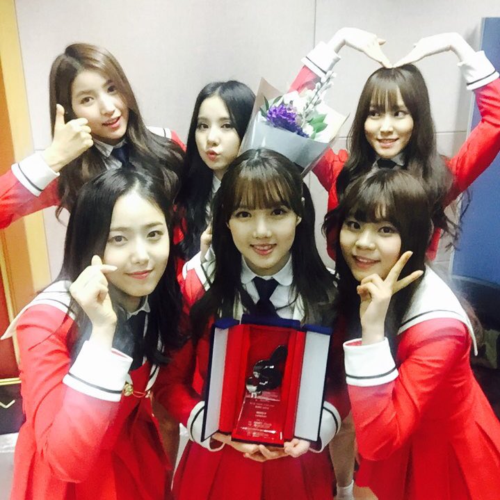 GFRDofficial's tweet photo. #여자친구 #GFRIEND #가온차트케이팝어워드 #신인상 감사드립니다! 연말부터 지금까지 감사한 일이 너무 많아요. 잊지 않고 더 열심히 앞으로 나아가는 여자친구가 되겠습니다! #버디 사랑해요❤️ https://t.co/sTFY1qCeD9