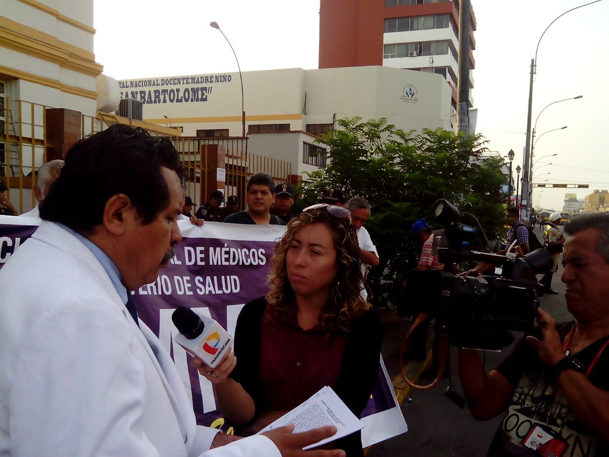 FedMedica's tweet photo. Lanzamiento del Paro Médico Nacional en el frontis del Hospital San Bartolome https://t.co/OVVA8Kon4Y