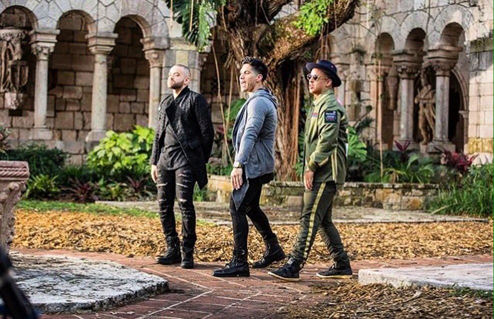 CG_radio's tweet photo. #ChinoYNacho y #DaddyYankee grabando el videoclip de #AndasEnMiCabeza mañana es el estreno mundial! https://t.co/ThXvHBQXWP