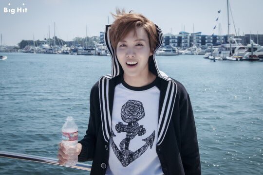 edab_ts's tweet photo. @BTS_twt your smile can cure any sadness away! have the most wonderful day hoseok #HappyJHOPEday https://t.co/rvdv1FhHB6