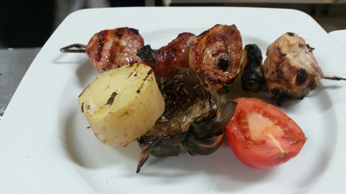 LAVILLADECORSA's tweet photo. Menú d'avui , bacallà skrei, bistec al pebre, amanida de carxofes, paella, fideua i Més.... https://t.co/HcMg9Hsstc