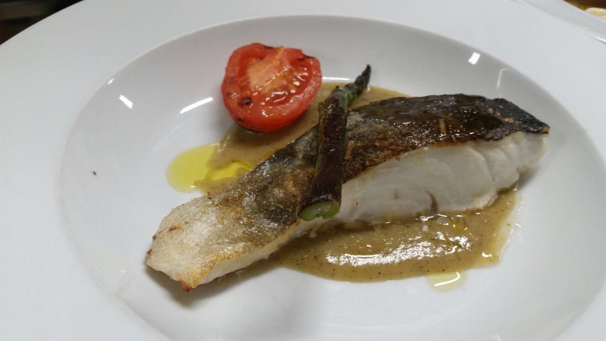 LAVILLADECORSA's tweet photo. Menú d'avui , bacallà skrei, bistec al pebre, amanida de carxofes, paella, fideua i Més.... https://t.co/HcMg9Hsstc