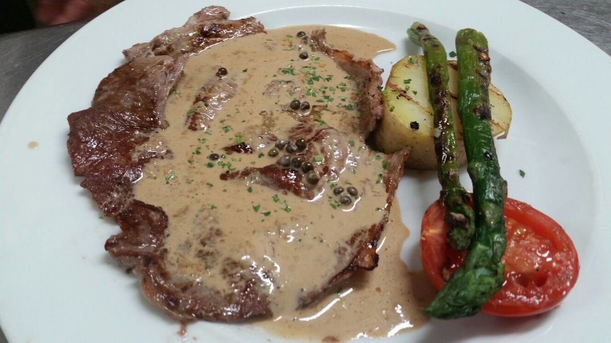 LAVILLADECORSA's tweet photo. Menú d'avui , bacallà skrei, bistec al pebre, amanida de carxofes, paella, fideua i Més.... https://t.co/HcMg9Hsstc