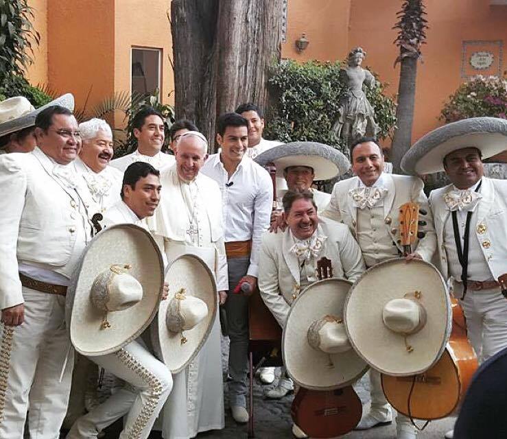 _CarlosRivera's tweet photo. #YoCreo y como católico fue una gran bendición cantarle a S.S. El Papa Francisco. Le dije... https://t.co/JBHCTQGJov https://t.co/kjZc7XOxkT
