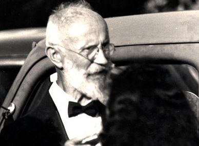 YourWeirdPod's tweet photo. Do you love YOUR Weird as much as Carl Tanzler loved a corpse? Probably not! Find out! https://t.co/IHxsNAjg7l https://t.co/LmxdKWG3cH