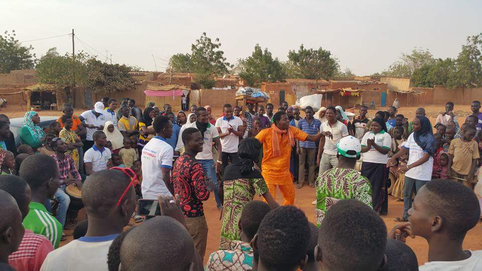 amadoumirak's tweet photo. Les jeunes d #théâtreparticipatif en campagne de sensibilisation pour des #227elections apaisées #Niger @SFCG_NIGER https://t.co/jrLvSTJ48I