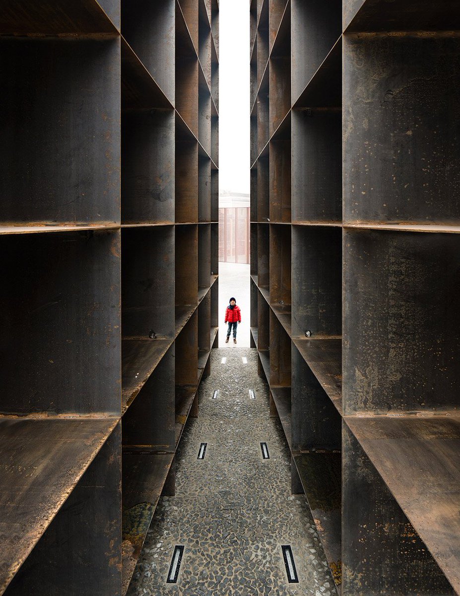 dezeen's tweet photo. Towering steel Holocaust memorial installed in a Bologna square: https://t.co/I4R7b4k2kD #architecture https://t.co/PE91gpaSYf