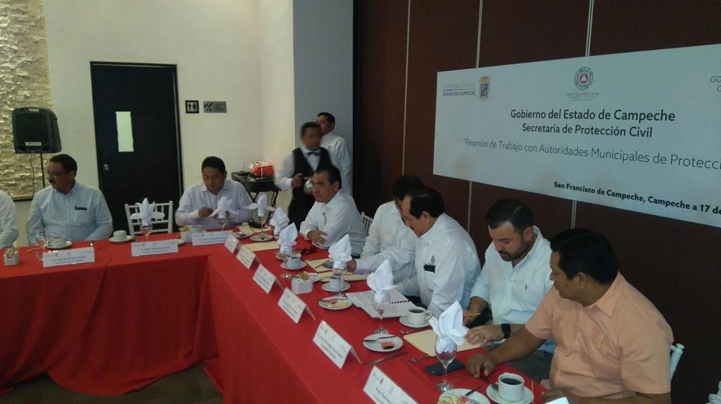 GobMpalTenabo's tweet photo. El alcalde @Fco_LopezKu se encuentra presente en la reunión de autoridades de Protección Civil. @SEPROCICAMP https://t.co/QkiYafvqwf