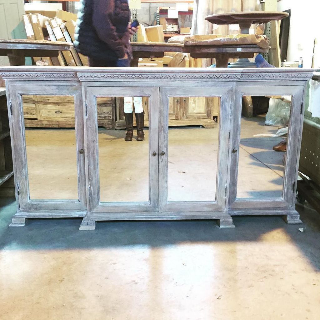 Just beautiful 👌🏻 (and almost a perfectly timed mirror pic) Brand new glass cabinets for y… ift.tt/1KWrOQy