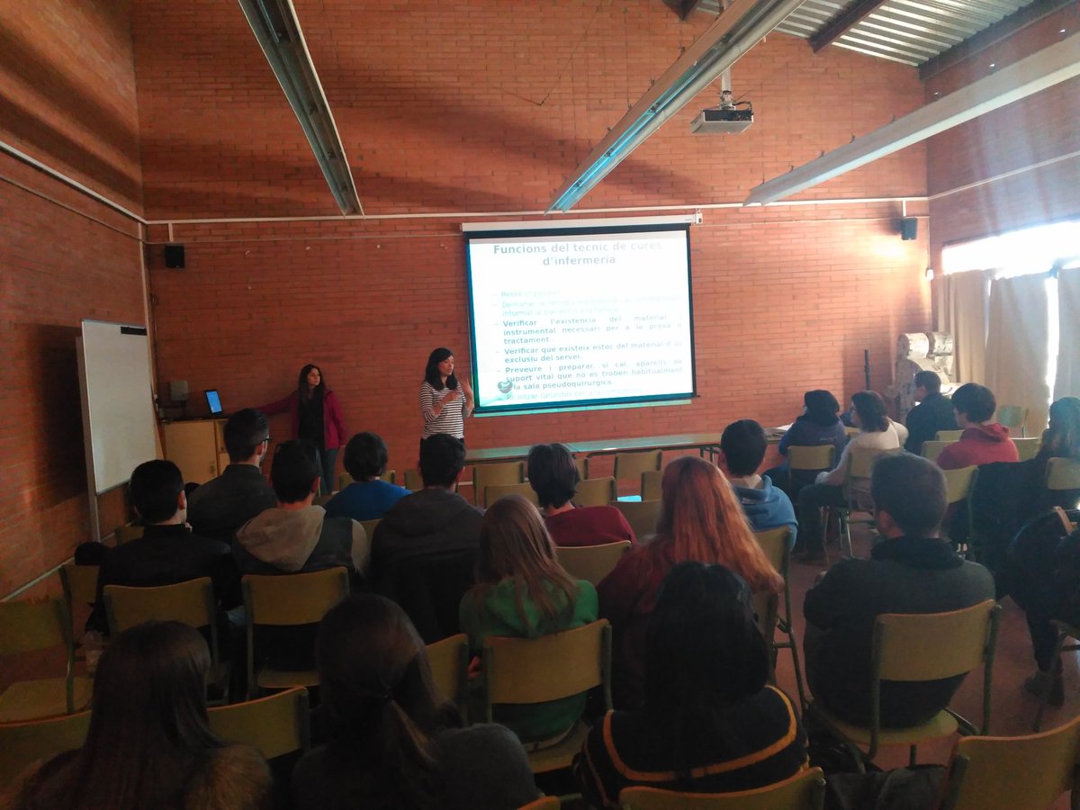 miquelodina's tweet photo. 4a Setmana Tècnica, Noèlia Diaz explica al futurs auxiliars d'infermeria l'unitat d'hemodinàmica @TorreVicens #7tvs https://t.co/Sz7yvYKR4l