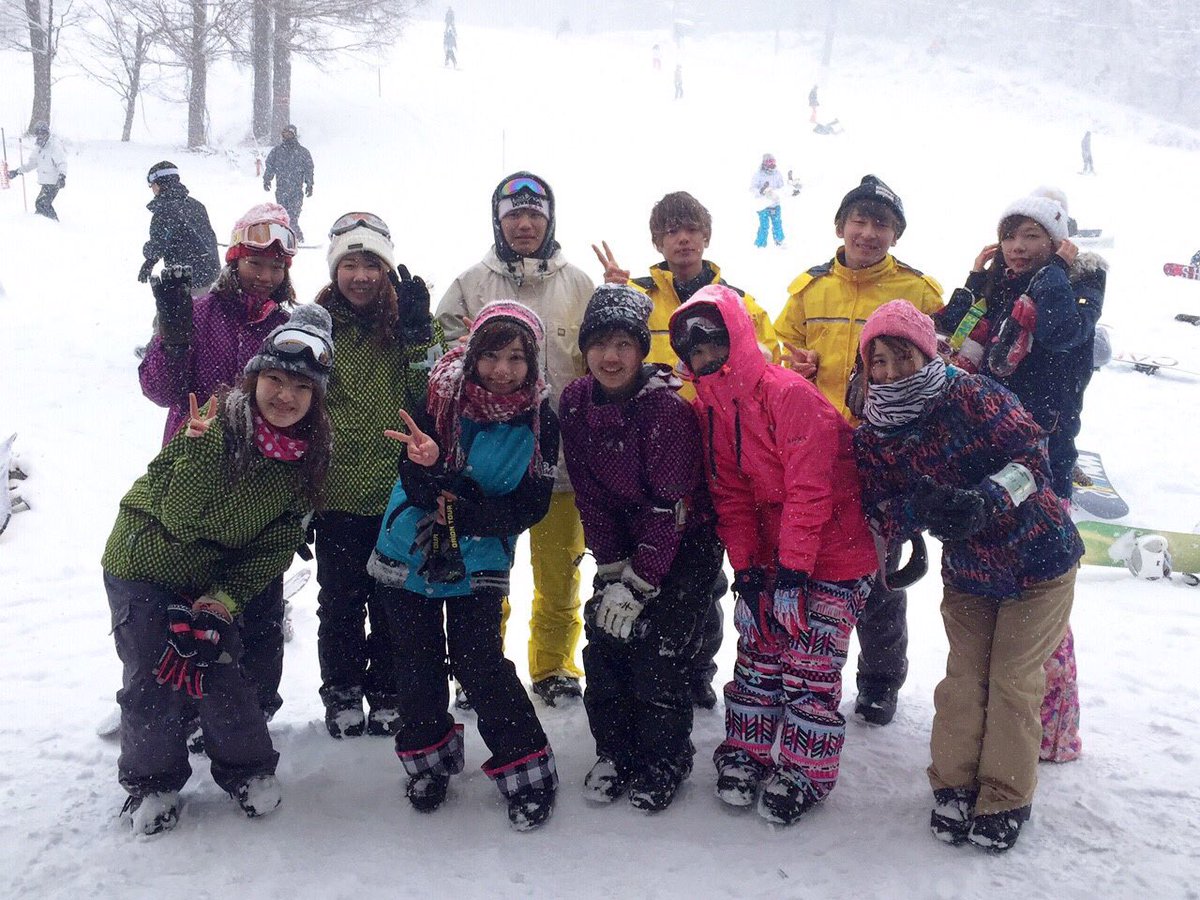 ngo_graphis's tweet image. 15日のミーツ後夜行バスで高井富士にスノボ合宿行ってきました🏂1日目は天候にも恵まれ思う存分滑り2日目は吹雪と筋肉痛に負けず初心者も経験者も滑り切ることができました😌👌🏻2016年最初の合宿みんなもっと仲良くなれました😍🙏🏻✨