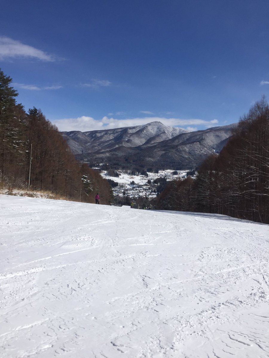 ngo_graphis's tweet image. 15日のミーツ後夜行バスで高井富士にスノボ合宿行ってきました🏂1日目は天候にも恵まれ思う存分滑り2日目は吹雪と筋肉痛に負けず初心者も経験者も滑り切ることができました😌👌🏻2016年最初の合宿みんなもっと仲良くなれました😍🙏🏻✨