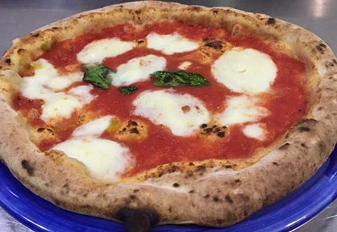 GourmetVesi's tweet photo. La #pizza napoletana è stata inventata nel 1700 e in quell'epoca i mulini macinavano a pietra 
#napoli #giuseppevesi https://t.co/2Z6mG6i8Ly